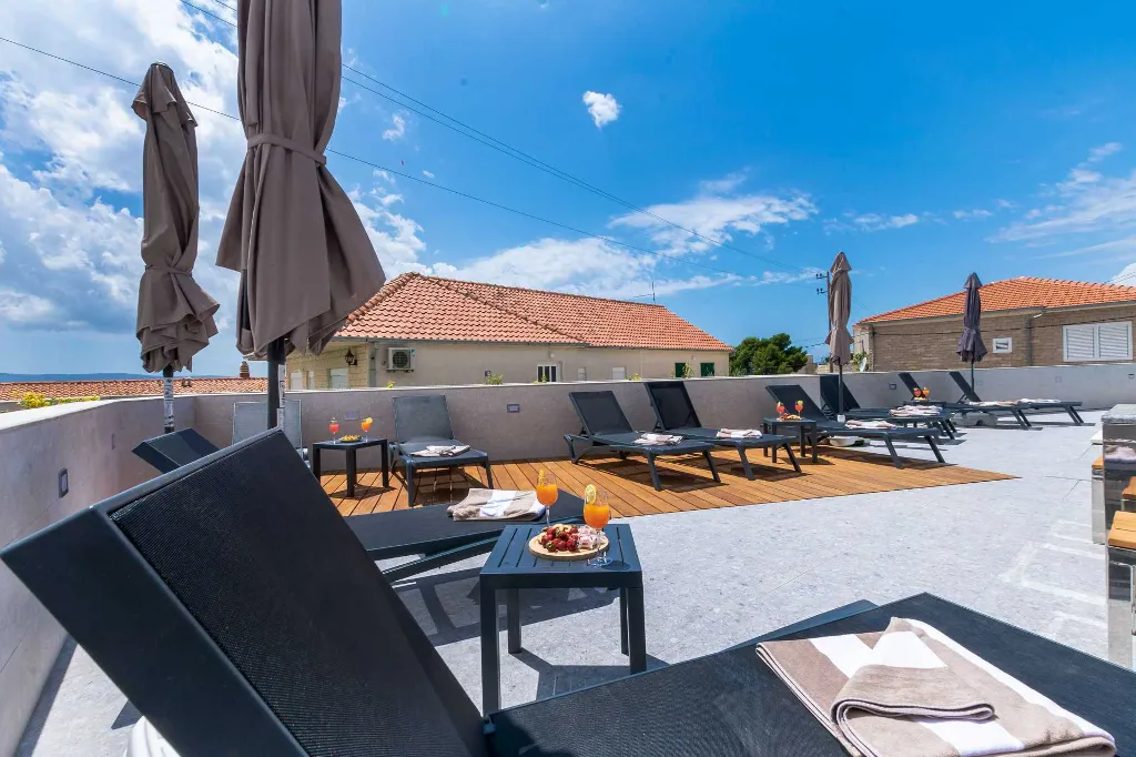 Spacious 10-Bedroom Villa with Pool, Jesenice