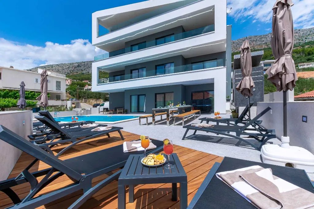 Spacious 10-Bedroom Villa with Pool, Jesenice