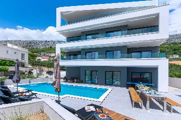 Spacious 10-Bedroom Villa with Pool, Jesenice