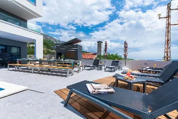 Spacious 10-Bedroom Villa with Pool, Jesenice