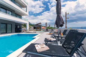 Spacious 10-Bedroom Villa with Pool, Jesenice