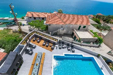 Spacious 10-Bedroom Villa with Pool, Jesenice