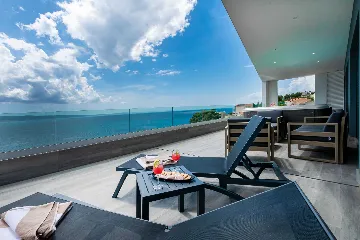 Spacious 10-Bedroom Villa with Pool, Jesenice