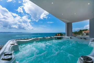 Spacious 10-Bedroom Villa with Pool, Jesenice