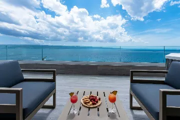 Spacious 10-Bedroom Villa with Pool, Jesenice