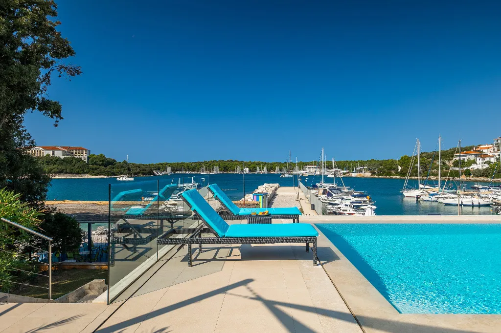 Contemporary Seafront Villa with Infinity Pool, Pula