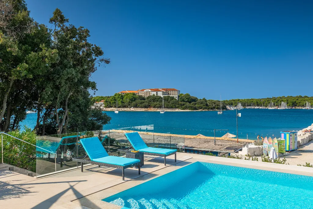 Contemporary Seafront Villa with Infinity Pool, Pula