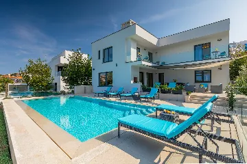 Contemporary Seafront Villa with Infinity Pool, Pula