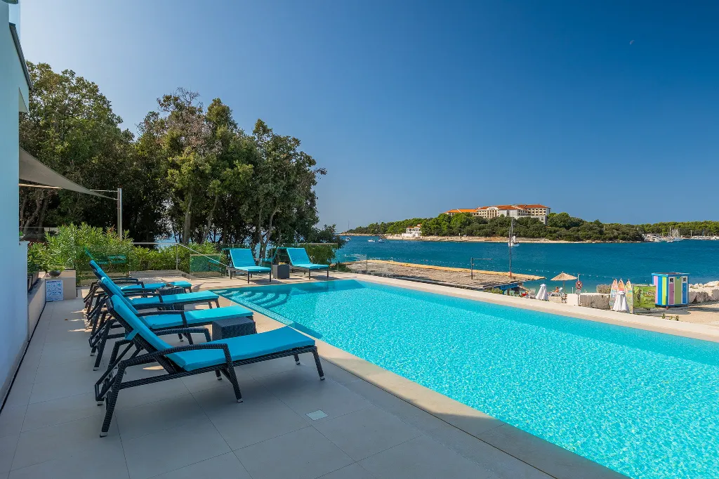 Contemporary Seafront Villa with Infinity Pool, Pula
