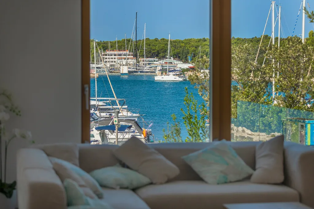 Contemporary Seafront Villa with Infinity Pool, Pula
