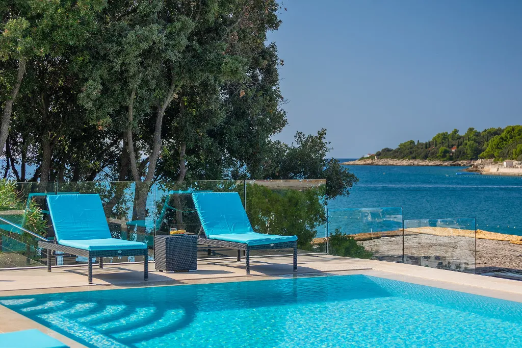 Contemporary Seafront Villa with Infinity Pool, Pula