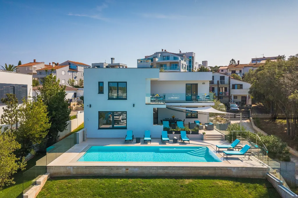 Contemporary Seafront Villa with Infinity Pool, Pula