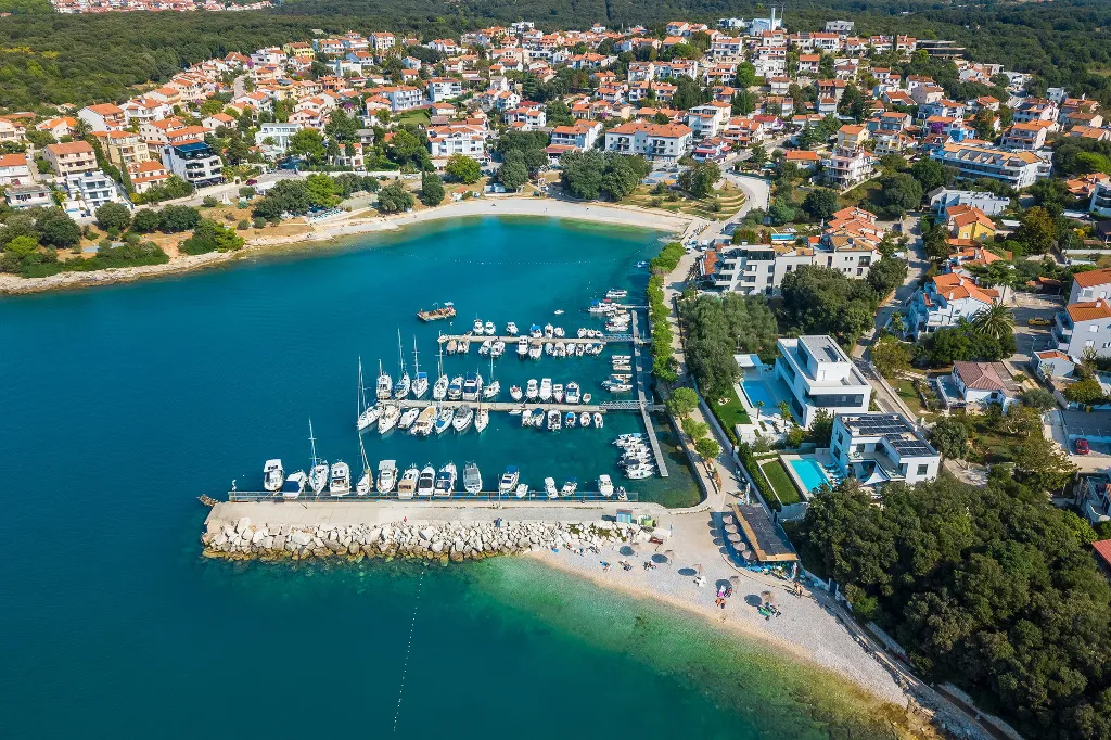 Contemporary Seafront Villa with Infinity Pool, Pula