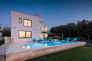 Contemporary Seafront Villa with Infinity Pool, Pula