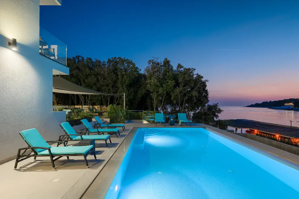 Contemporary Seafront Villa with Infinity Pool, Pula