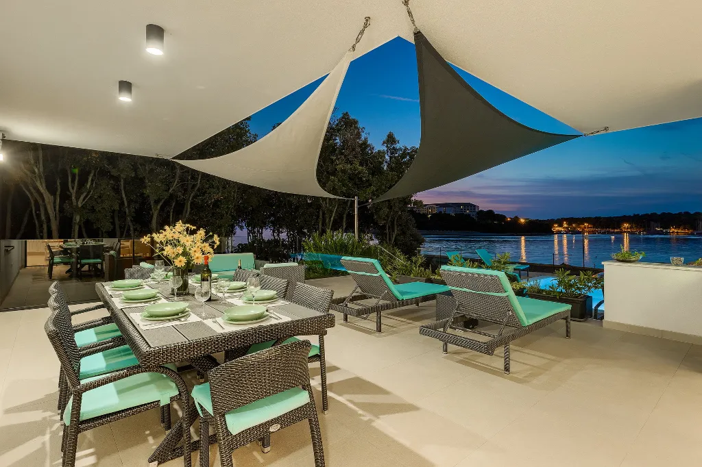 Contemporary Seafront Villa with Infinity Pool, Pula