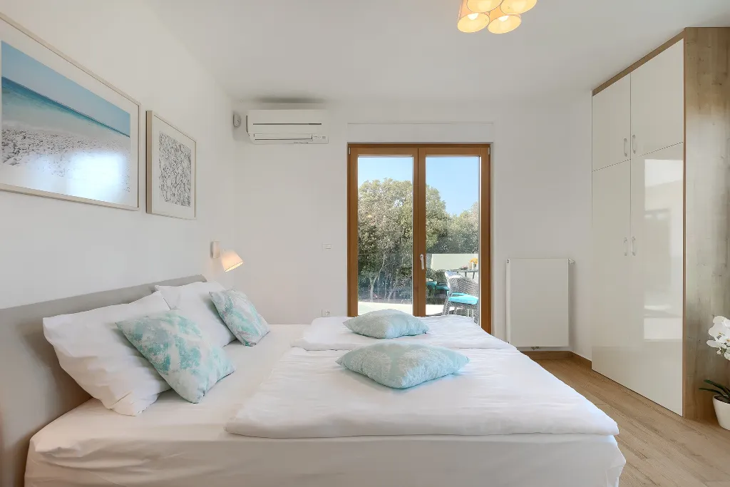 Contemporary Seafront Villa with Infinity Pool, Pula