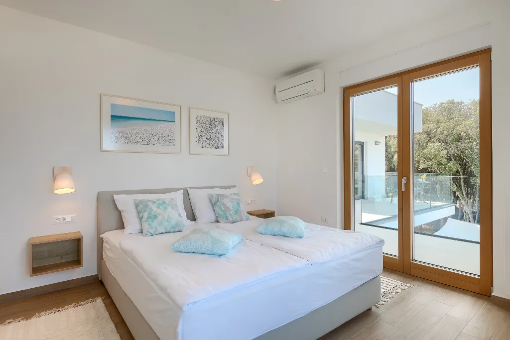 Contemporary Seafront Villa with Infinity Pool, Pula