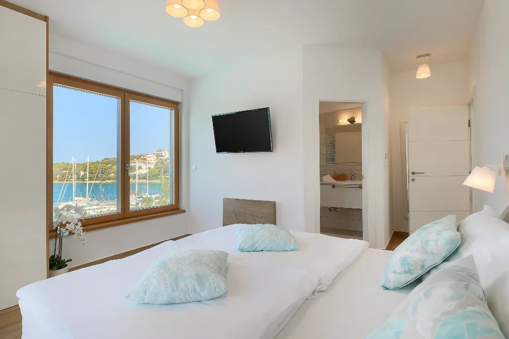 Contemporary Seafront Villa with Infinity Pool, Pula