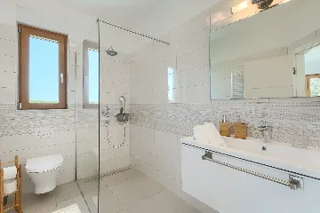 Contemporary Seafront Villa with Infinity Pool, Pula