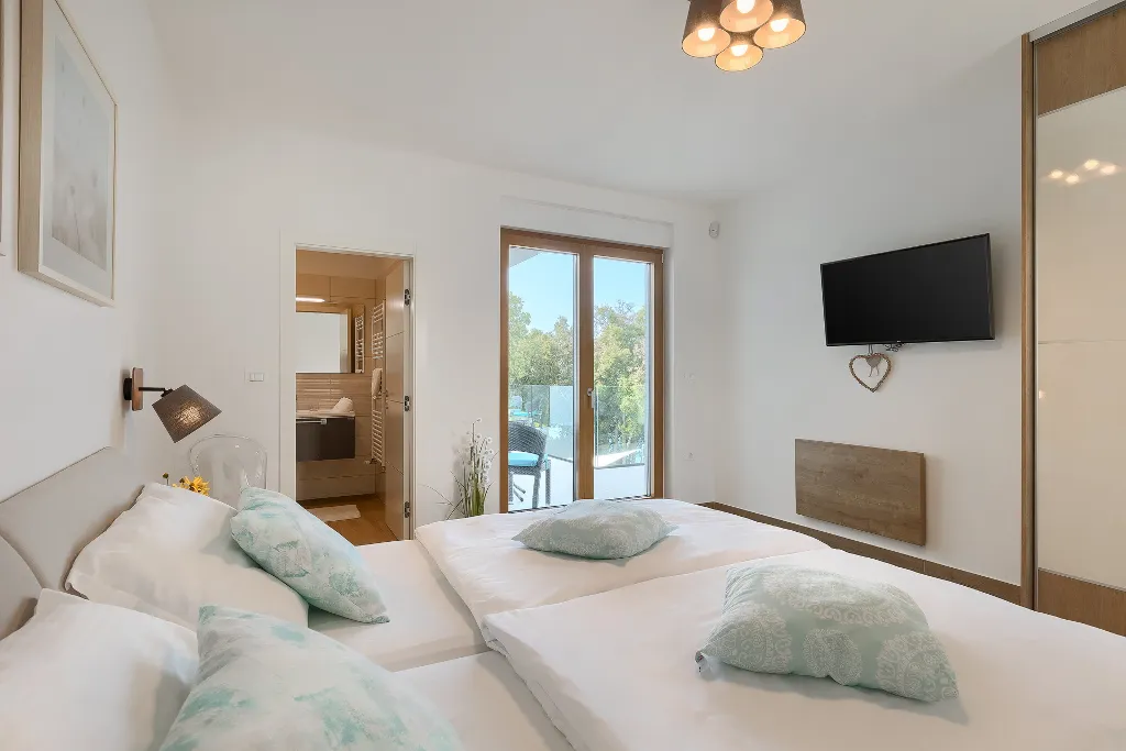 Contemporary Seafront Villa with Infinity Pool, Pula