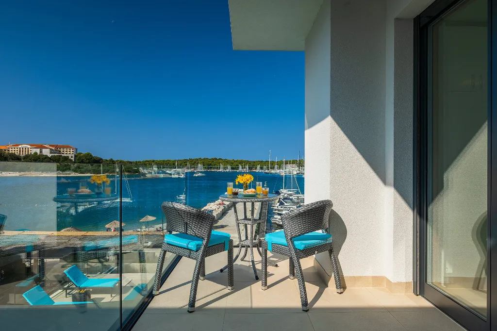 Contemporary Seafront Villa with Infinity Pool, Pula