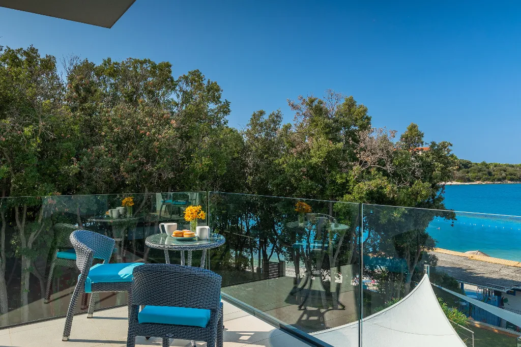 Contemporary Seafront Villa with Infinity Pool, Pula