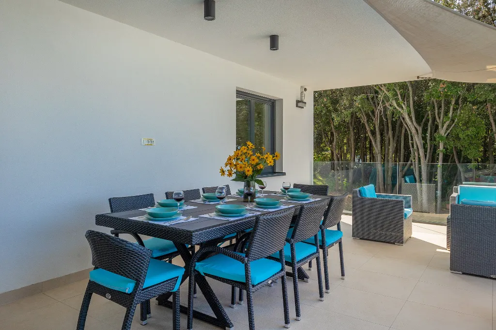 Contemporary Seafront Villa with Infinity Pool, Pula