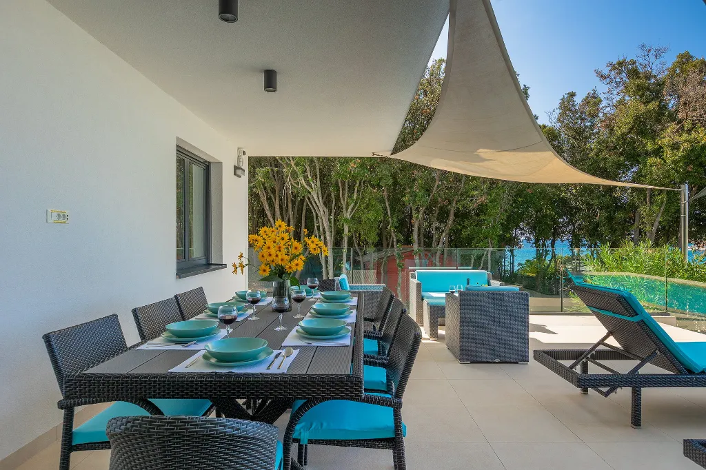 Contemporary Seafront Villa with Infinity Pool, Pula