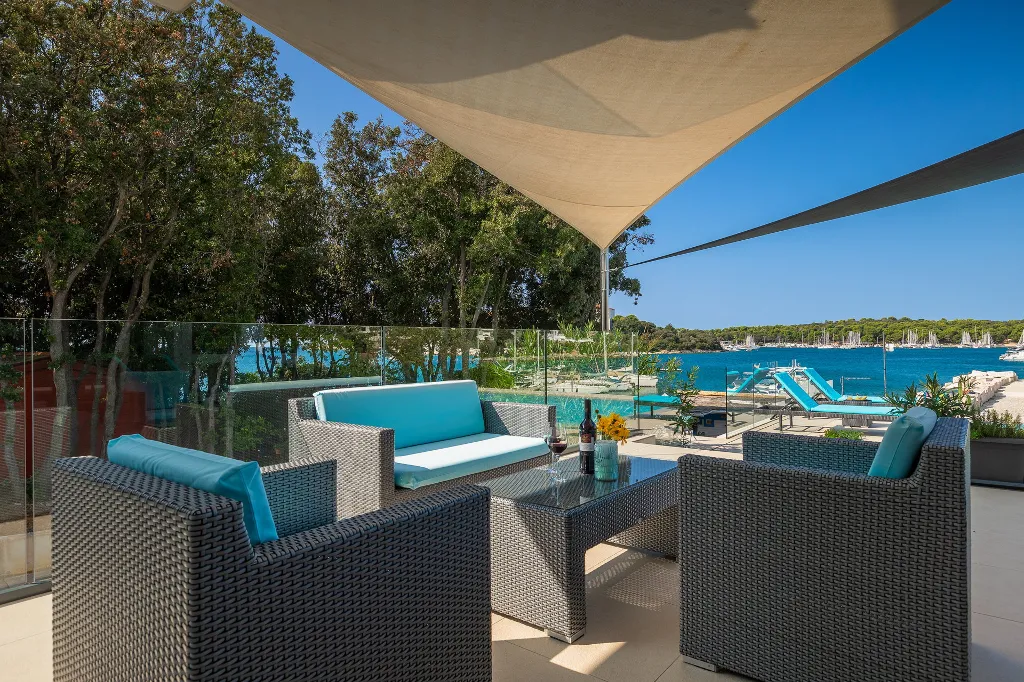 Contemporary Seafront Villa with Infinity Pool, Pula