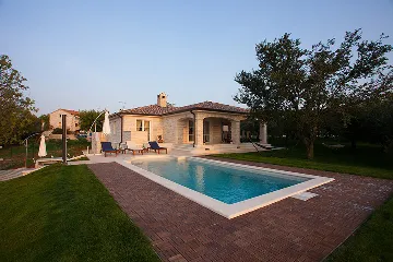 Family Villa with Pool and Jacuzzi in Tar