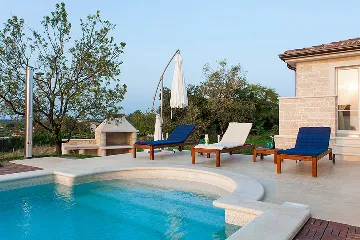 Family Villa with Pool and Jacuzzi in Tar