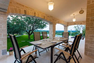 Family Villa with Pool and Jacuzzi in Tar