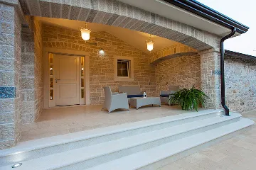 Family Villa with Pool and Jacuzzi in Tar