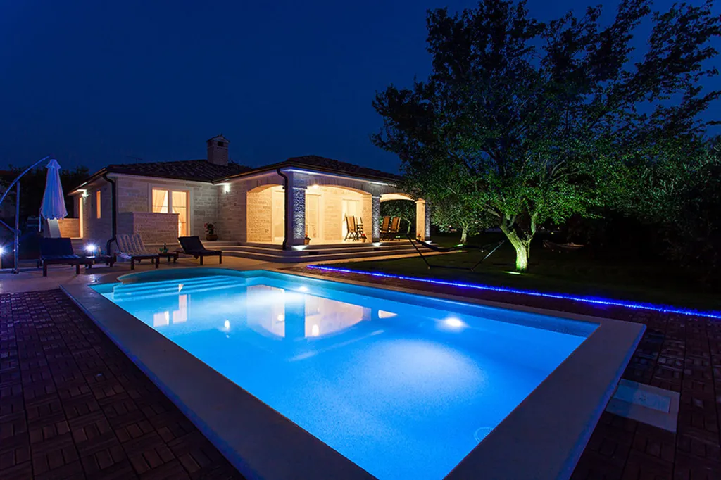 Family Villa with Pool and Jacuzzi in Tar
