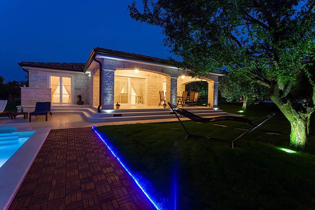 Family Villa with Pool and Jacuzzi in Tar