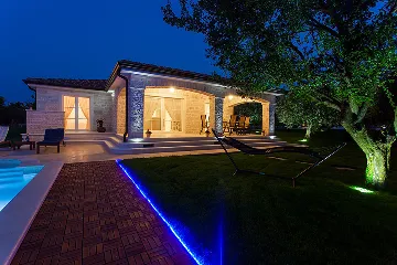 Family Villa with Pool and Jacuzzi in Tar