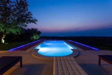 Family Villa with Pool and Jacuzzi in Tar