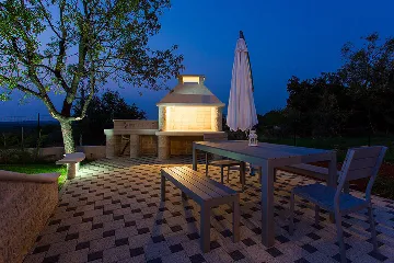 Family Villa with Pool and Jacuzzi in Tar