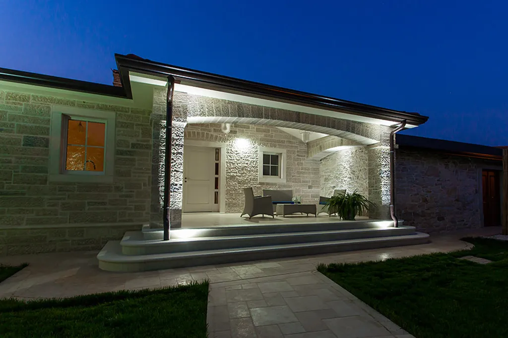 Family Villa with Pool and Jacuzzi in Tar
