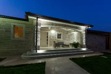 Family Villa with Pool and Jacuzzi in Tar