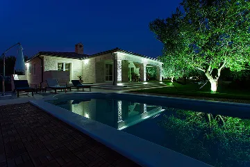 Family Villa with Pool and Jacuzzi in Tar