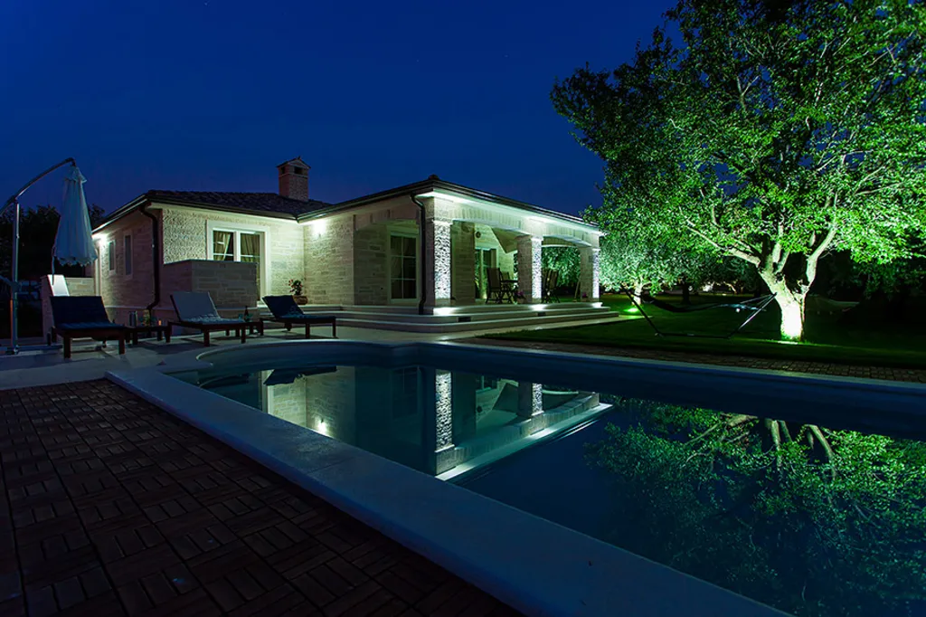 Family Villa with Pool and Jacuzzi in Tar