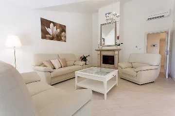 Family Villa with Pool and Jacuzzi in Tar