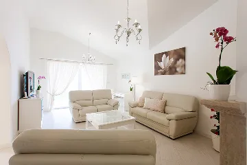 Family Villa with Pool and Jacuzzi in Tar