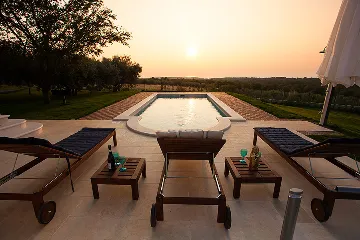 Family Villa with Pool and Jacuzzi in Tar