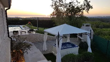 Family Villa with Pool and Jacuzzi in Tar