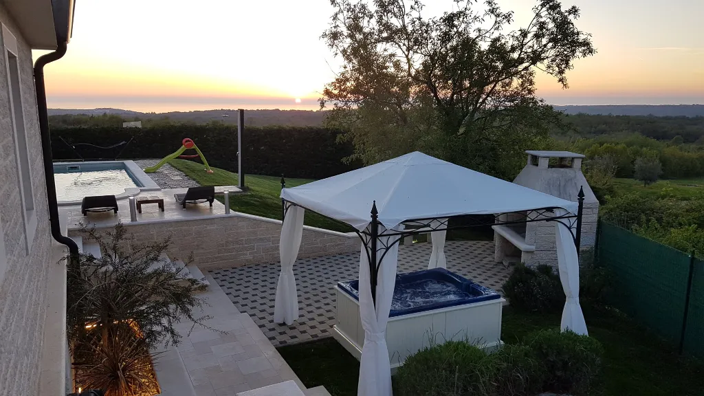 Family Villa with Pool and Jacuzzi in Tar