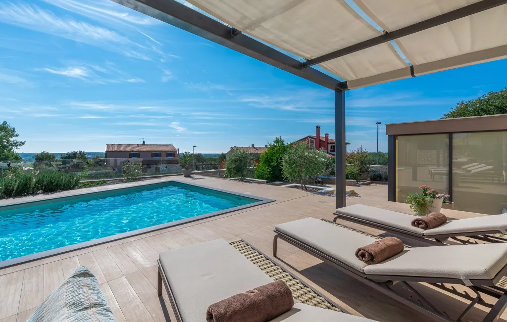 Contemporary Villa with Pool and Jacuzzi in Umag