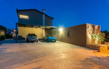 Contemporary Villa with Pool and Jacuzzi in Umag